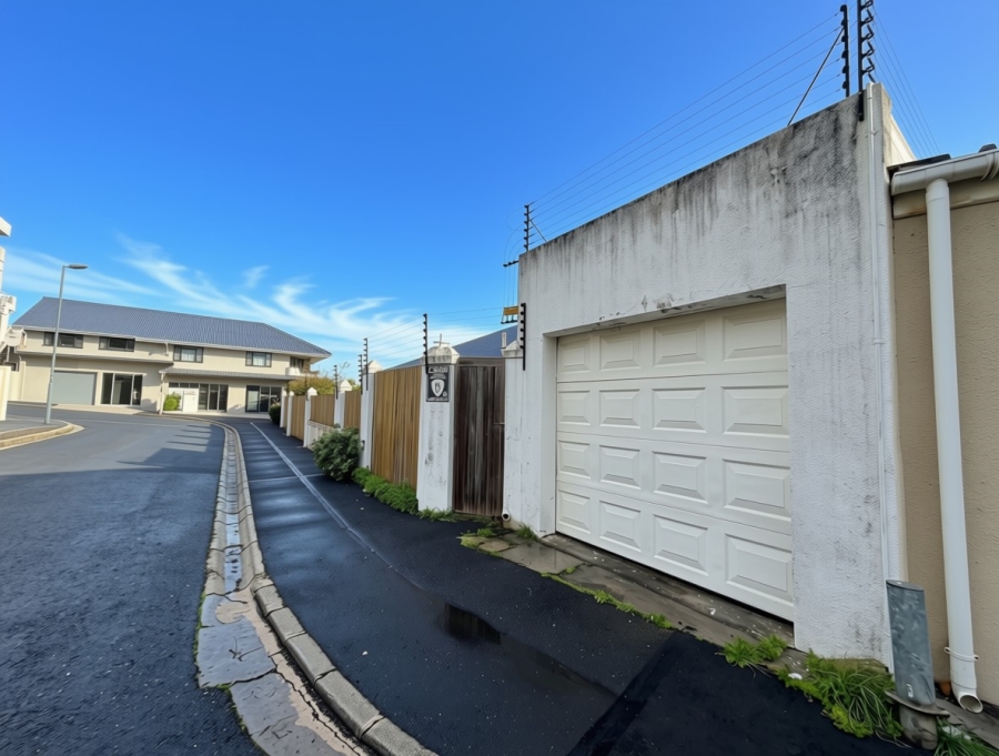 2 Bedroom Property for Sale in Vredehoek Western Cape